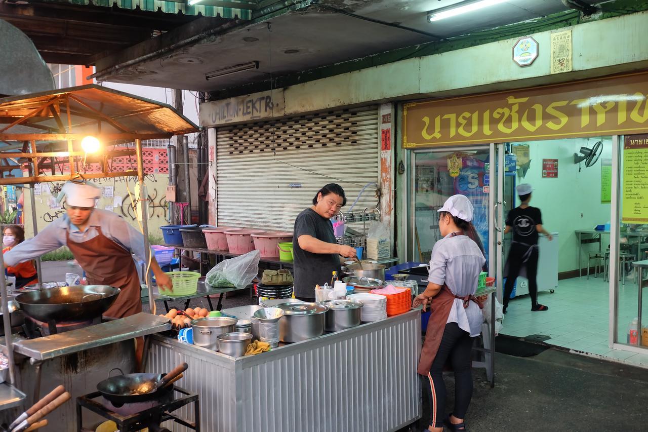 Baan Paan Sook Unitato Hostel Bangkok Exterior foto